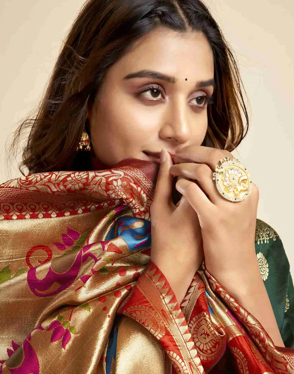Dark_Green_Luxurious_Silk_Blend_Paithani_Saree_With_Unstitched_Blouse_Piece
