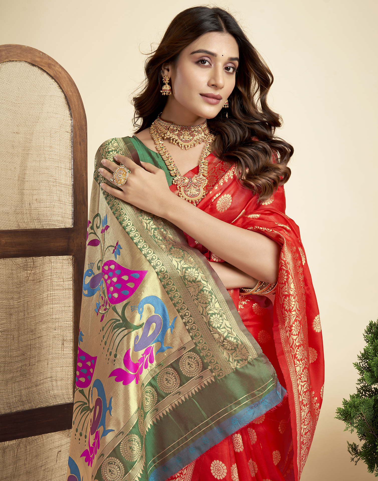 Red_Luxurious_Silk_Blend_Paithani_Saree_With_Unstitched_Blouse_Piece