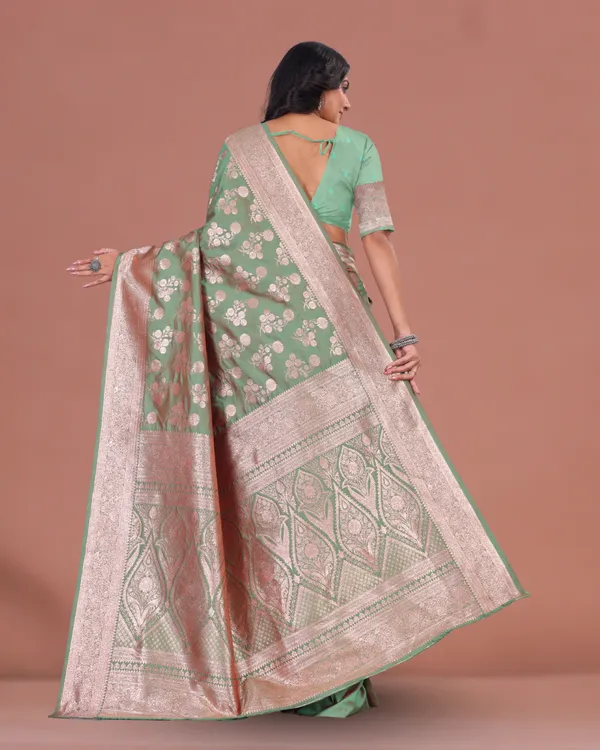 Elegant_Green_Banarasi_Silk_Saree_with_Golden_Zari_Weaving_&_Traditional_Border