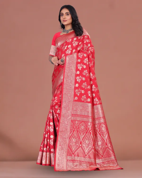 Classic_Red_Banarasi_Silk_Saree_with_Golden_Zari_Weaving_&_Rich_Traditional_Border