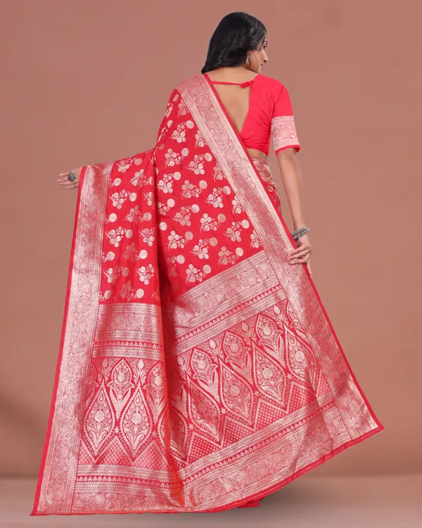 Classic_Red_Banarasi_Silk_Saree_with_Golden_Zari_Weaving_&_Rich_Traditional_Border