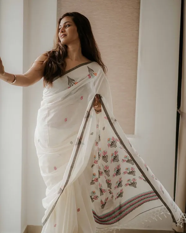 White_Printed_Bollywood_Cotton_Linen_Saree_For_Women