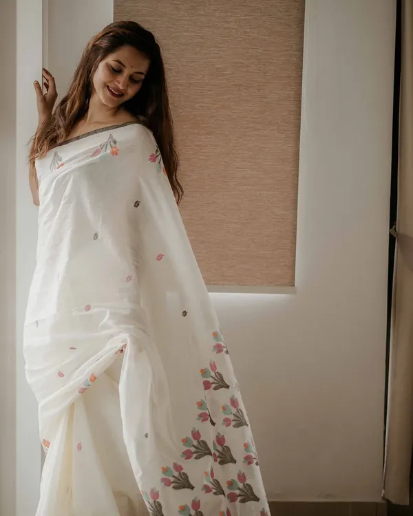White_Printed_Bollywood_Cotton_Linen_Saree_For_Women
