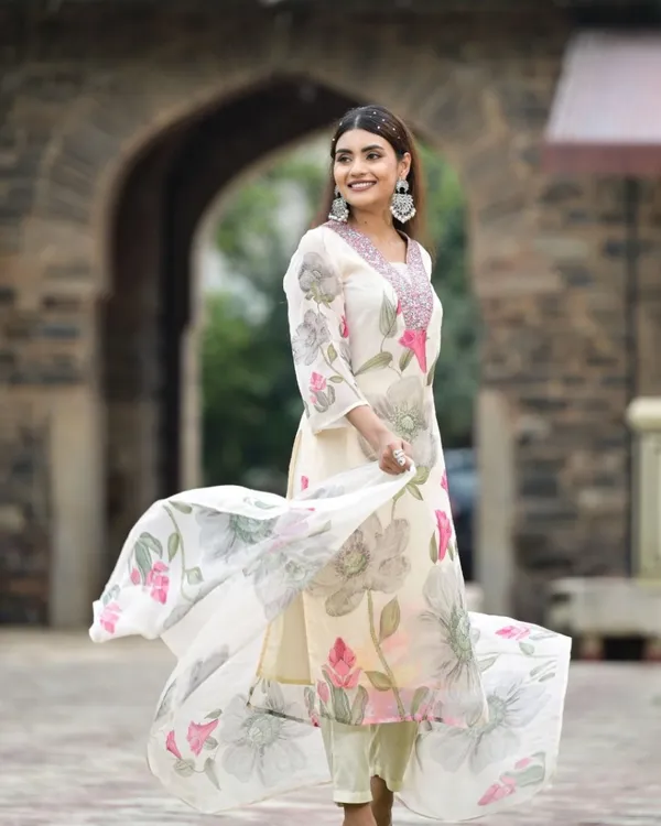 Blush_Bloom_White_Floral_Embroidered_Kurta_Set_For_Women