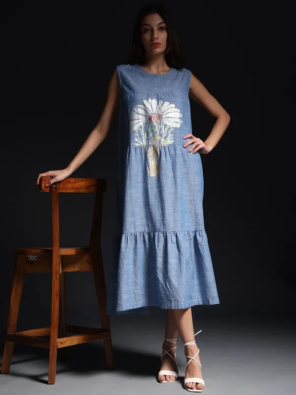 Blue_Daisy_Dreams_Metallic_Art_Sleeveless_Maxi_Dress_For_Women