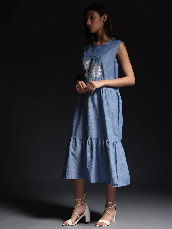 Blue_Daisy_Dreams_Metallic_Art_Sleeveless_Maxi_Dress_For_Women