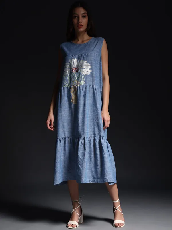 Blue_Daisy_Dreams_Metallic_Art_Sleeveless_Maxi_Dress_For_Women