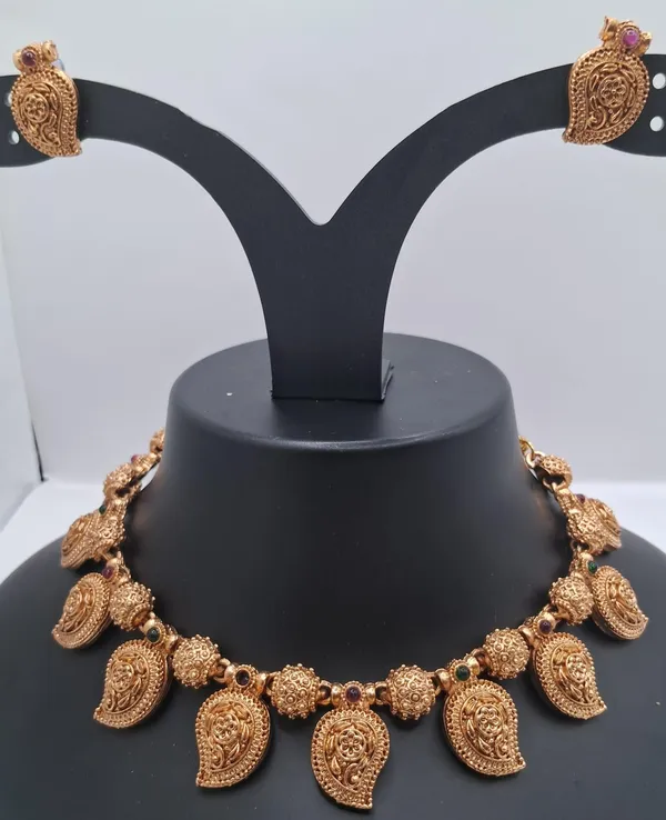 Antique_Gold_Tone_Traditional_Necklace_Set_for_Women