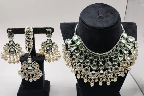 Green_Stone_Pearl_Jewellery_Set_For_Women