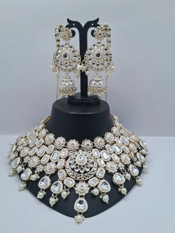 Elegant_Pearl__Necklace_Set_with_Maang_Tikka