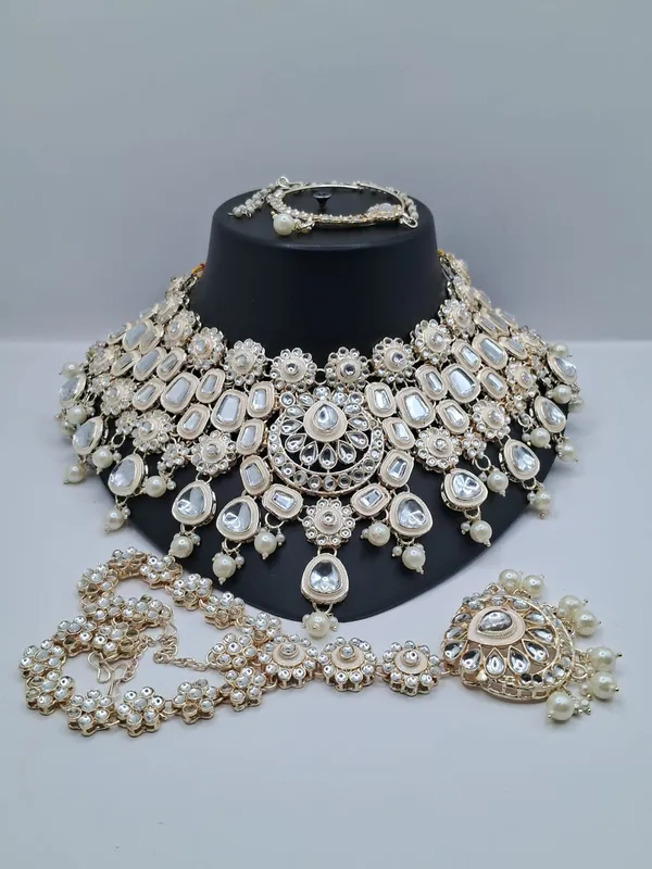 Elegant_Pearl__Necklace_Set_with_Maang_Tikka