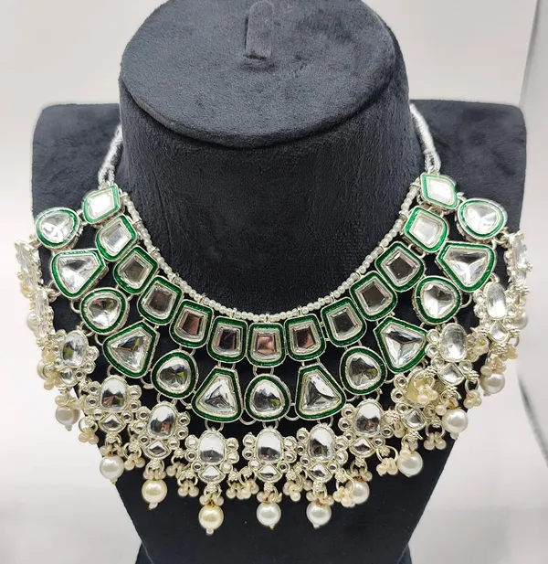 Green_Stone_Pearl_Jewellery_Set_For_Women