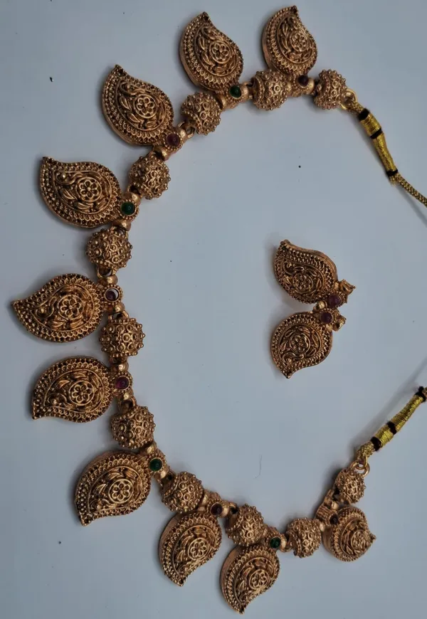Antique_Gold_Tone_Traditional_Necklace_Set_for_Women