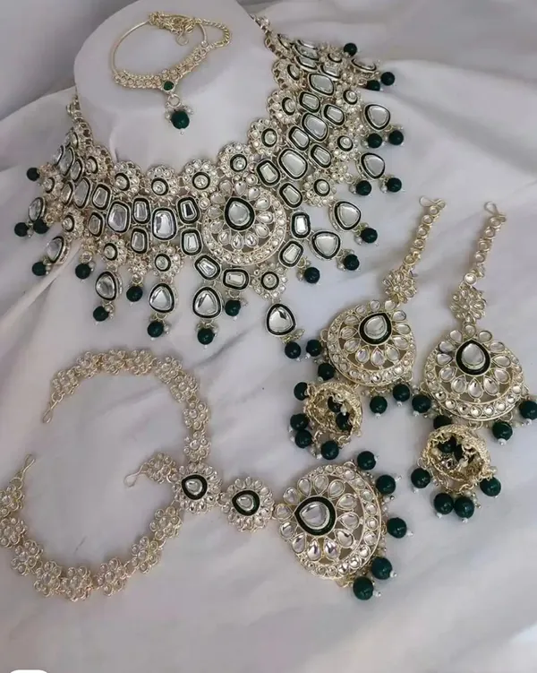 Gold_Tone_Kundan_Style_Jewellery_Set_For_Women