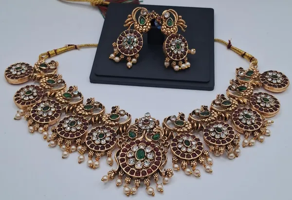 Gold_Tone_Kundan_Necklace_Set_For_Women