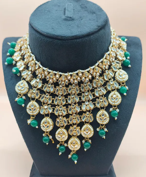 Gold_Tone_Kundan_Necklace_Set_With_Maang_Tikka_For_Women