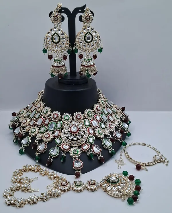 Necklace_Set_with_Matching_Earrings_&_Maang_Tikka