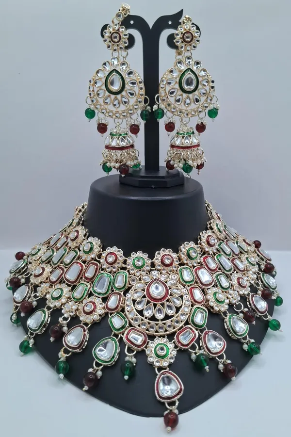Necklace_Set_with_Matching_Earrings_&_Maang_Tikka