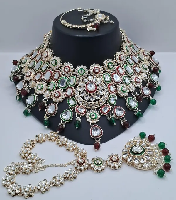 Necklace_Set_with_Matching_Earrings_&_Maang_Tikka