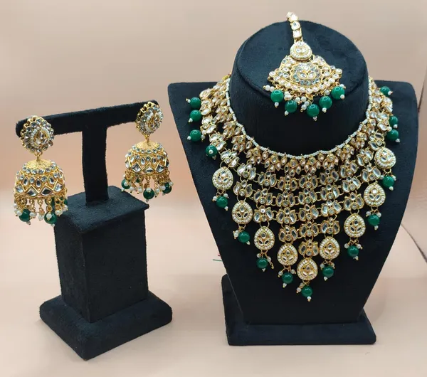 Gold_Tone_Kundan_Necklace_Set_With_Maang_Tikka_For_Women