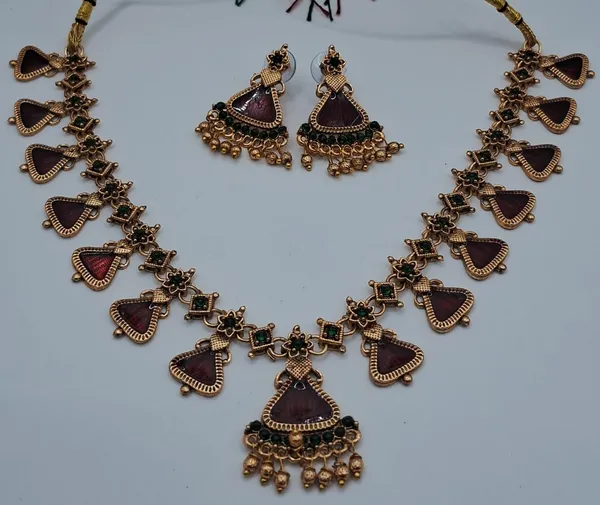 Maroon_Gold_Tone_Traditional_Necklace_Set_for_Women