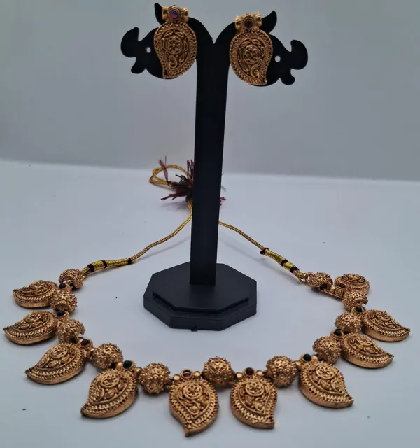 Antique_Gold_Tone_Traditional_Necklace_Set_for_Women