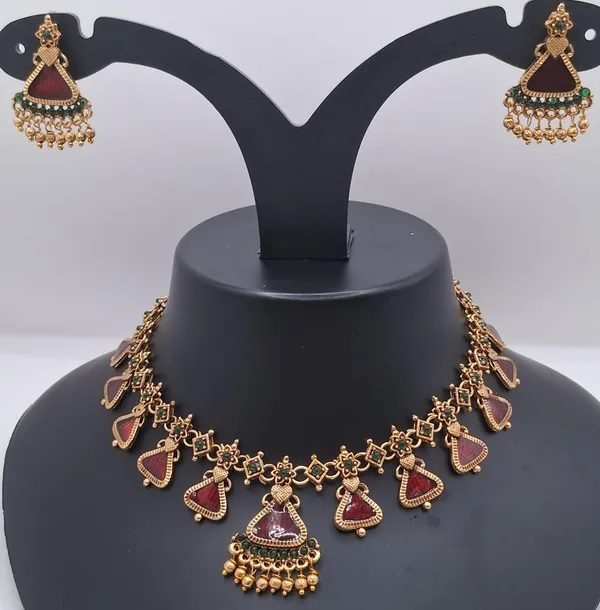 Maroon_Gold_Tone_Traditional_Necklace_Set_for_Women