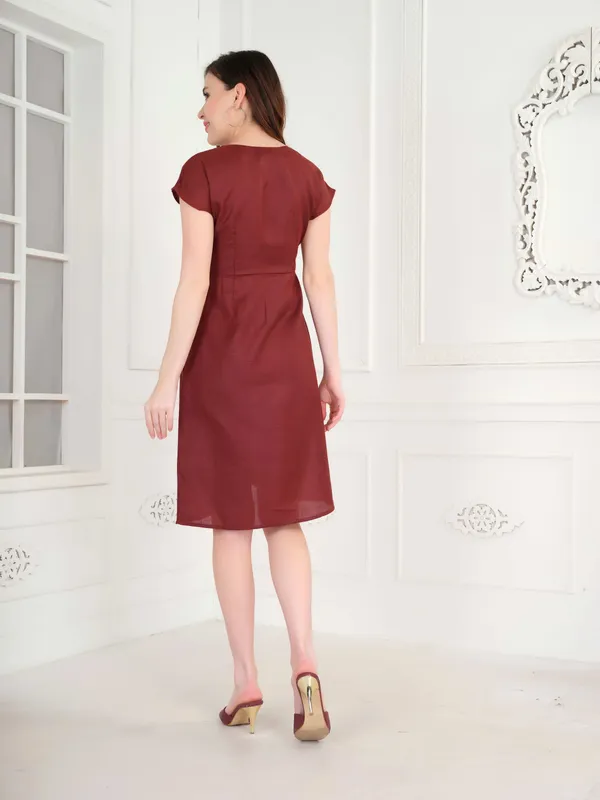 Maroon_Solid_V_Neck_Above_Knee_Dress_For_Women