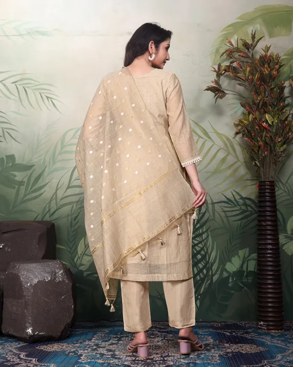 Chiku_Ethnic_Motifs_Embroidered_Regular_Thread_Work_Kurti_With_Trousers_&_Dupatta_For_Women