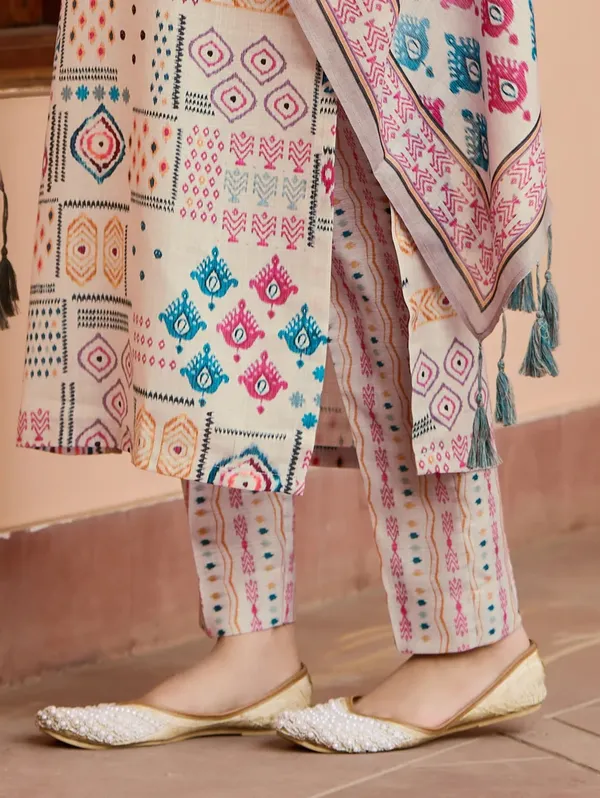 Chiku_Printed_Regular_Kurta_With_Trousers_&_With_Dupatta_For_Women