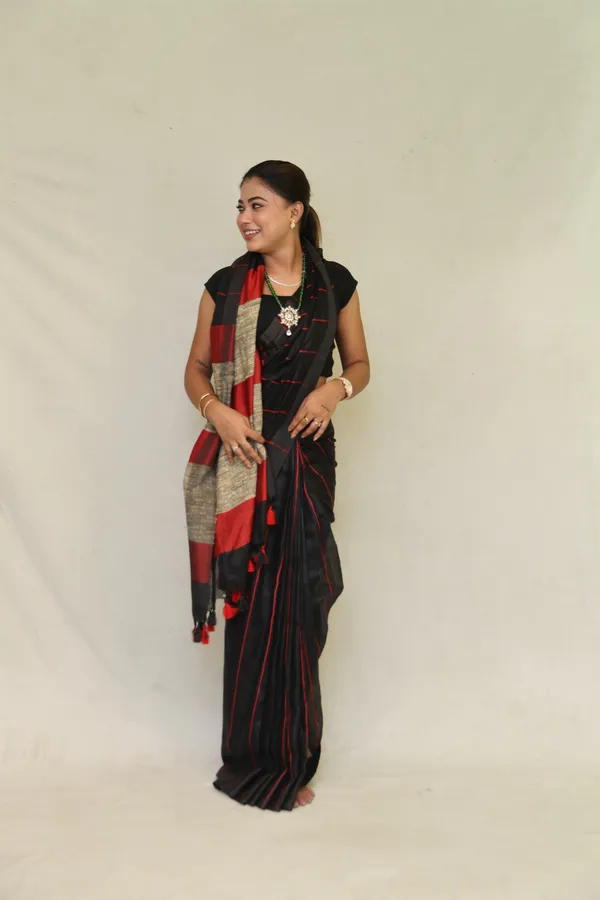 Black_Pure_Linen_Saree_with_Red_Stripes_&_Ghicha_Silk_Pallu_|_Handwoven_Bhagalpuri_Saree_for_Festivals_–_Hatha_Karagha