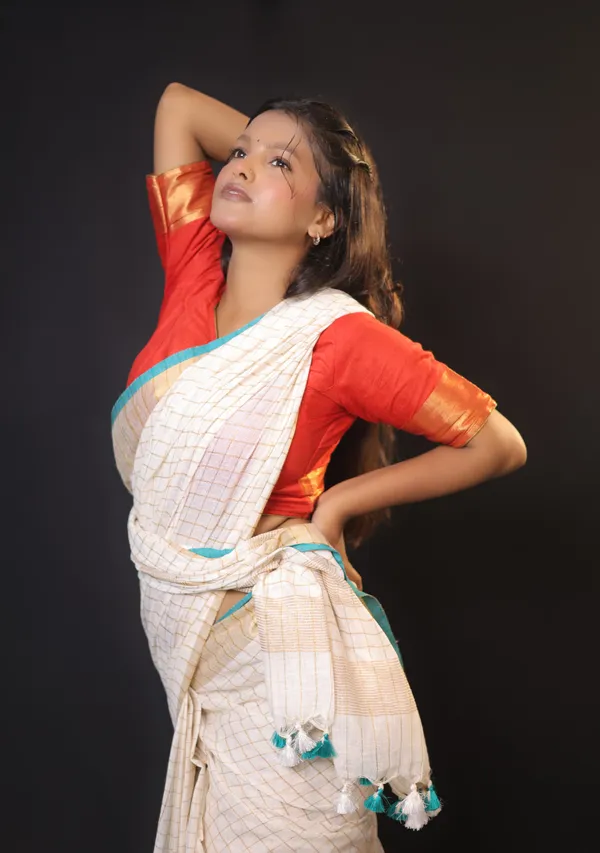 Off-White_Linen_Blend_Saree_with_Copper-Turquoise_Blue_Border_|_Handwoven_Bhagalpuri_Festive_Saree_–_Hatha_Karagha