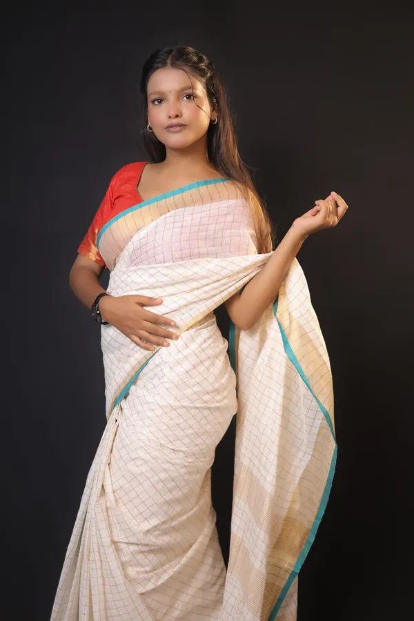Off-White_Linen_Blend_Saree_with_Copper-Turquoise_Blue_Border_|_Handwoven_Bhagalpuri_Festive_Saree_–_Hatha_Karagha