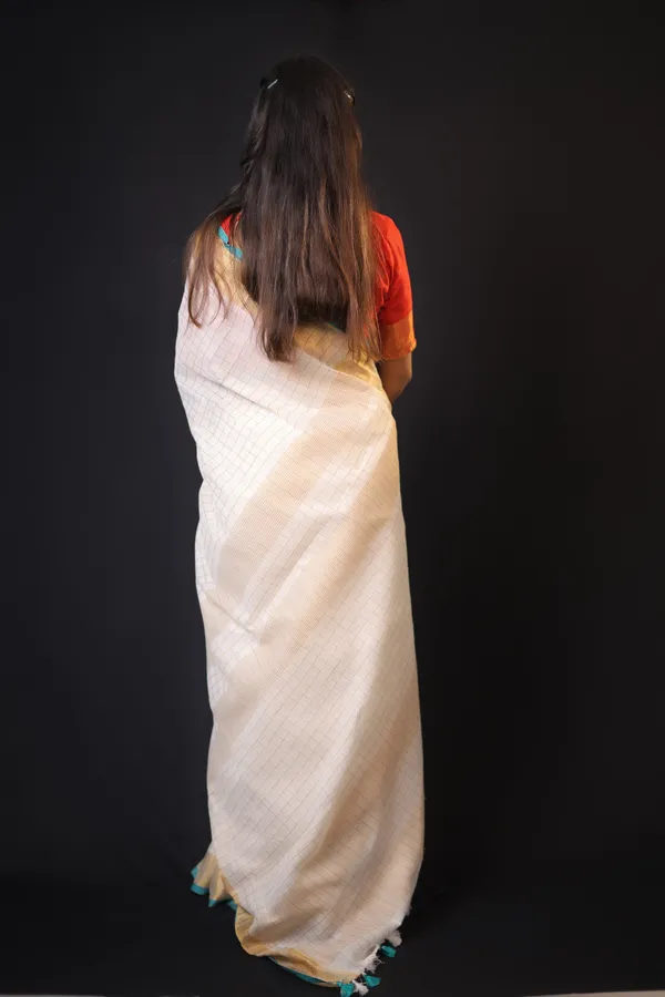 Off-White_Linen_Blend_Saree_with_Copper-Turquoise_Blue_Border_|_Handwoven_Bhagalpuri_Festive_Saree_–_Hatha_Karagha