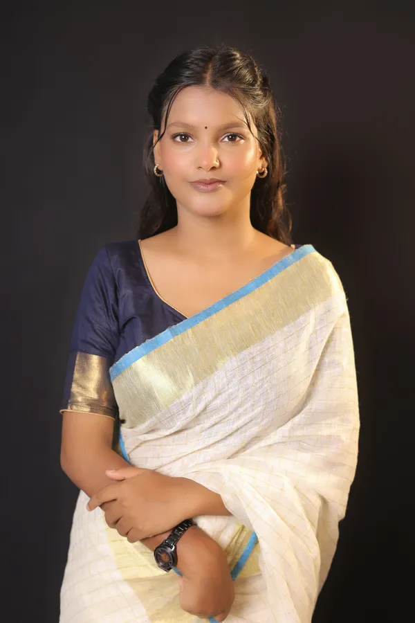 Off-White_Linen_Blend_Saree_with_Golden-Light_Blue_Border_|_Handwoven_Bhagalpuri_Festive_Saree_–_Hatha_Karagha
