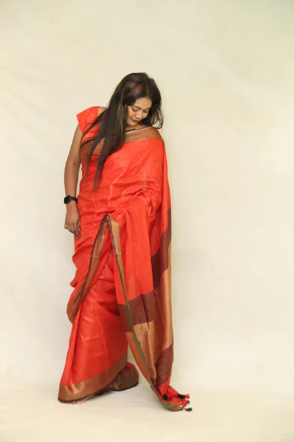 Red_Pure_Linen_Saree_with_Zari_Black_Border_&_Designer_Pallu_|_Handwoven_Bhagalpuri_Party_&_Festive_Wear_–_Hatha_Karagha