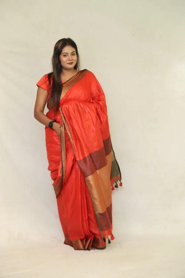 Red_Pure_Linen_Saree_with_Zari_Black_Border_&_Designer_Pallu_|_Handwoven_Bhagalpuri_Party_&_Festive_Wear_–_Hatha_Karagha