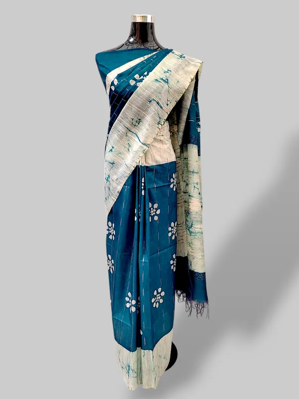 Teal_Blue_Hand_Batik_Cotton_Silk_Saree_with_Running_Blouse_–_Artisan_Made_in_Bhagalpur_by_Hatha_Karagha