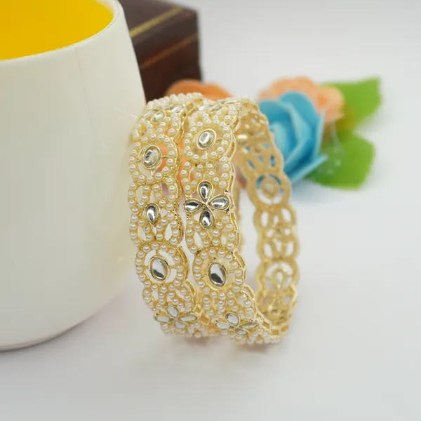 Off_White_And_Gold_Brass_Premium_And_Elegant_Faux_Pearls_And_Kundan_Design_Bangle_For_Women