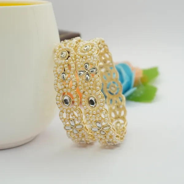 Off_White_And_Gold_Brass_Premium_And_Elegant_Faux_Pearls_And_Kundan_Design_Bangle_For_Women