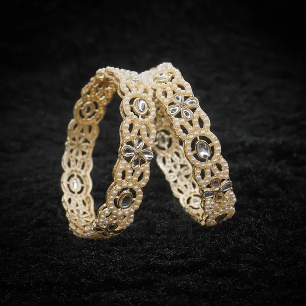 Off_White_And_Gold_Brass_Premium_And_Elegant_Faux_Pearls_And_Kundan_Design_Bangle_For_Women