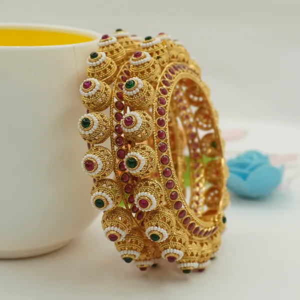 Golden_Brass_Premium_And_Elegant_Kundan_Stones_Design_Bangle_For_Women