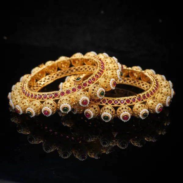 Golden_Brass_Premium_And_Elegant_Kundan_Stones_Design_Bangle_For_Women