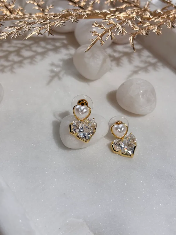 Golden_Elegant_Design_Everyday_Earrings_For_Women