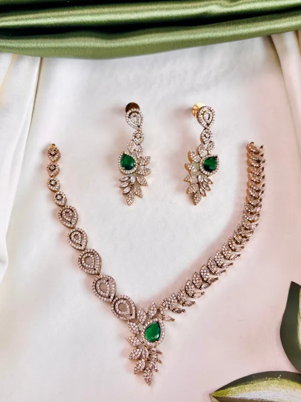 Green_Emerald_Radiance_Necklace_Set_For_Women