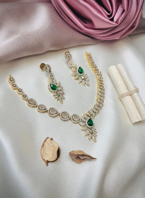 Green_Emerald_Radiance_Necklace_Set_For_Women