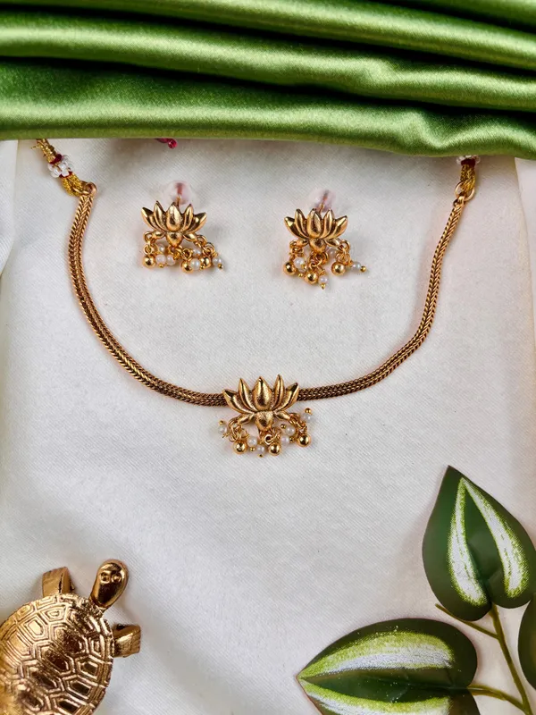 Single_Golden_lotus_Antique