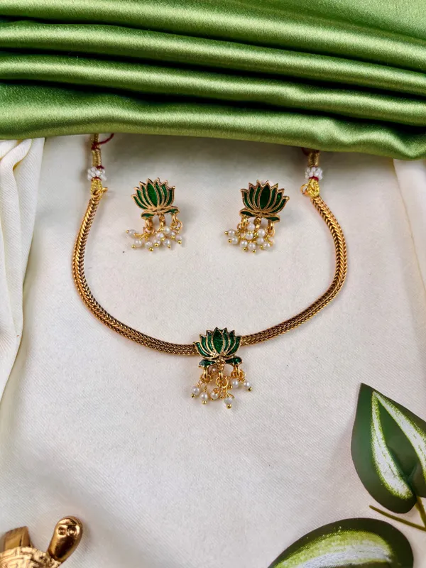 Green_Sharvani_Antique_Pearl_Pendant_Set_For_Women