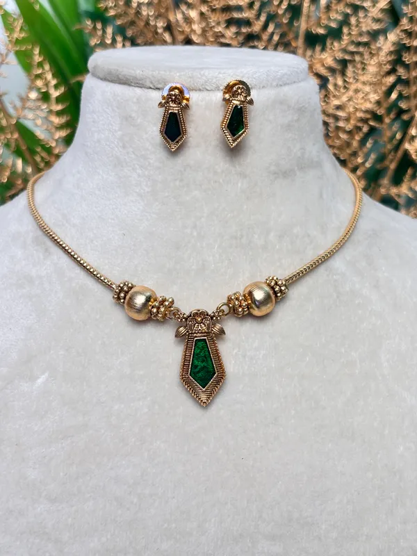 Green-Nagapadam-pendant-necklace_EN_097