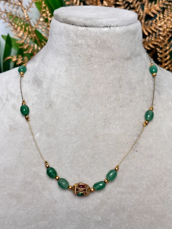 Green_beads_invisible_necklace